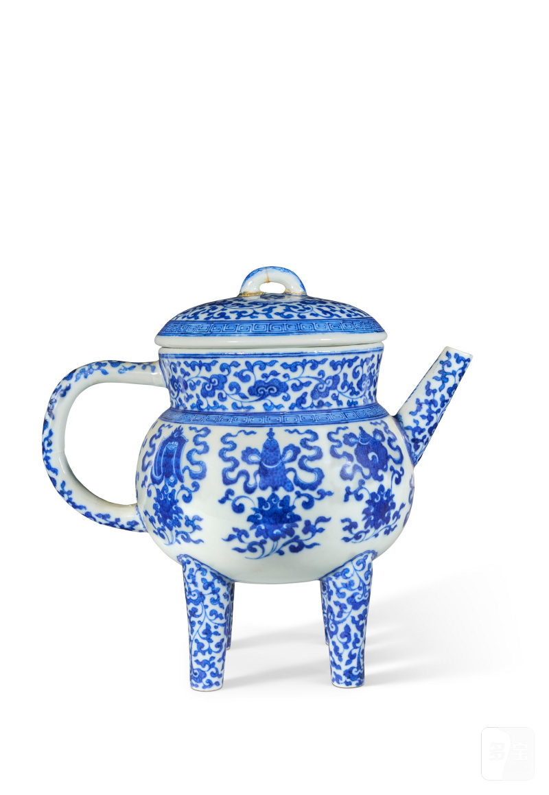 VERSEUSE TÉTRAPODE COUVERTE EN PORCELAINE BLEU BLANC À DÉCOR DES EMBLÈMES DU BAJIXIANG, HE  CHINE, DYNASTIE QING, XIXE SIÈCLE